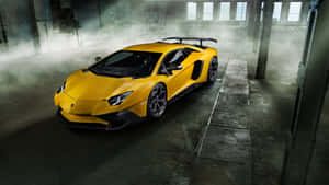 Gelber Lamborghini Aventador SVJ in einem rauchigen Industrielager. — UHD Hintergrundbild