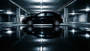 Proton Persona terpantul di genangan air di tempat parkir bawah tanah