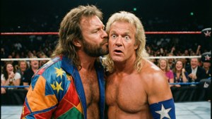 Terry Gordy kysser Kevin Von Erich i ringen, humoristiskt ögonblick.
