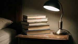 Ein Stapel ungelesener Bücher, der intellektuelle Apathie symbolisiert