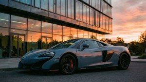McLaren 675LT foran en glassbygning ved solnedgang.