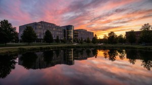 Auringonlasku heijastuu lammesta U of T Mississaugan kampuksella