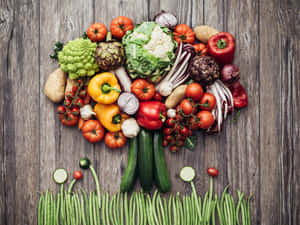 Et grøntsagsarrangement formet som et træ med zucchini-stængler og grønne bønner som græs på træ. — Vegetabilsk Baggrunde Wallpapers