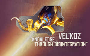 Criatura alienígena flamejante com olhos brilhantes em uma moldura hexagonal com texto de jogo. — Velkoz Papéis de Parede
