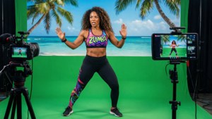 Zumba-instructeur leidt virtuele les met tropisch strand groen scherm achtergrond
