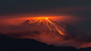 Vulkanausbruch in der Nacht mit glühender Lava, die die Hänge hinabfließt. — Great Smoky Mountains Wallpaper