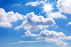 Sol brilhando através de nuvens brancas em um céu azul claro. — Clouds Papéis de Parede