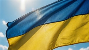 Bendera Ukraina realistis yang berkibar di bawah langit cerah, warna-warna cerah.