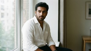 Riyaz Aly sidder på en vindueskarm i naturligt lys