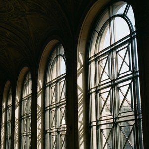 Padrão geométrico abstrato de janelas no Palacio Salvo.