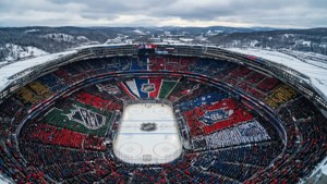 Vista aérea épica del NHL winter classic al aire libre con patrones masivos de multitud