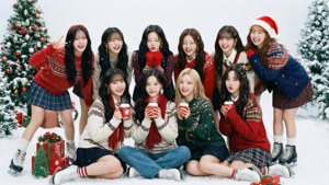 Momoland nauttii lumisesta talvipäivästä kuuman kaakaon kera.