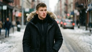 Candid-Aufnahme von Luka Doncic, der im Schnee spaziert, Lifestyle abseits des Spielfelds.