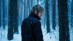 Alan Walker in einem verschneiten Wald bei Nacht
