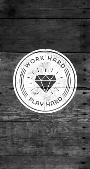 Cirkulär logotyp med diamant och texten work hard play hard på mörk träbakgrund — Hårt arbete Bilder