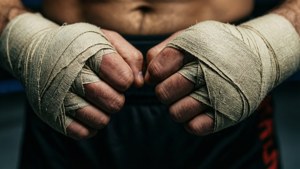 Närbild av MMA-handlindor med dramatisk belysning och textur