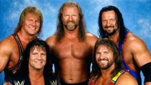 Gruppfoto av Dan Severn med andra WWF-brottare från 90-talet.