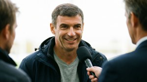 Zinedine Zidane rennon haastattelun aikana, hymyillen ja rentoutuneena.